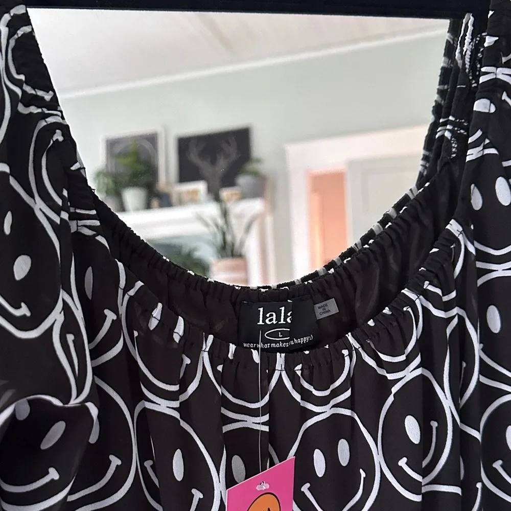 Chic Black and White Smiley Dress - Picture 8 of 8